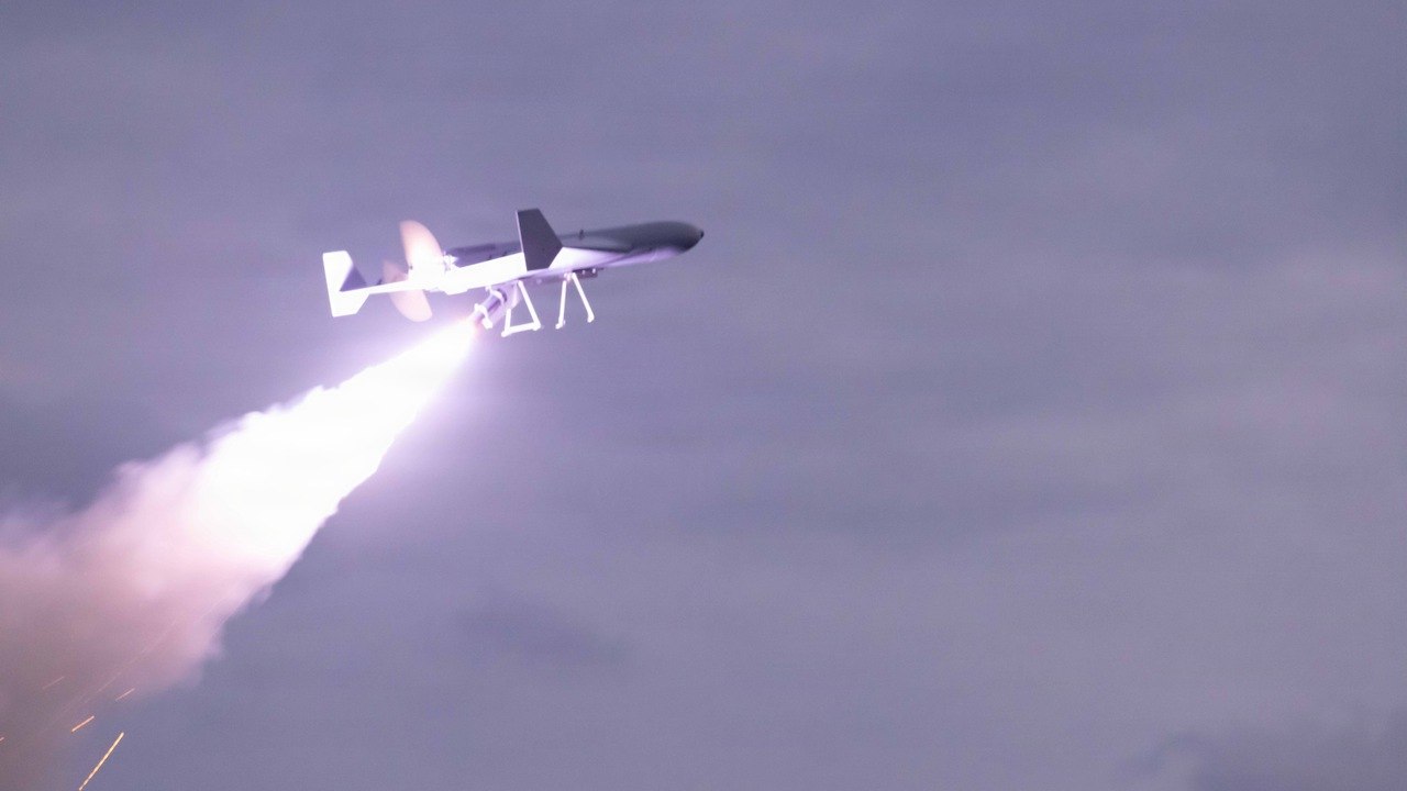Americký dron LUCAS štartuje z paluby lode počas vojenskej operácie