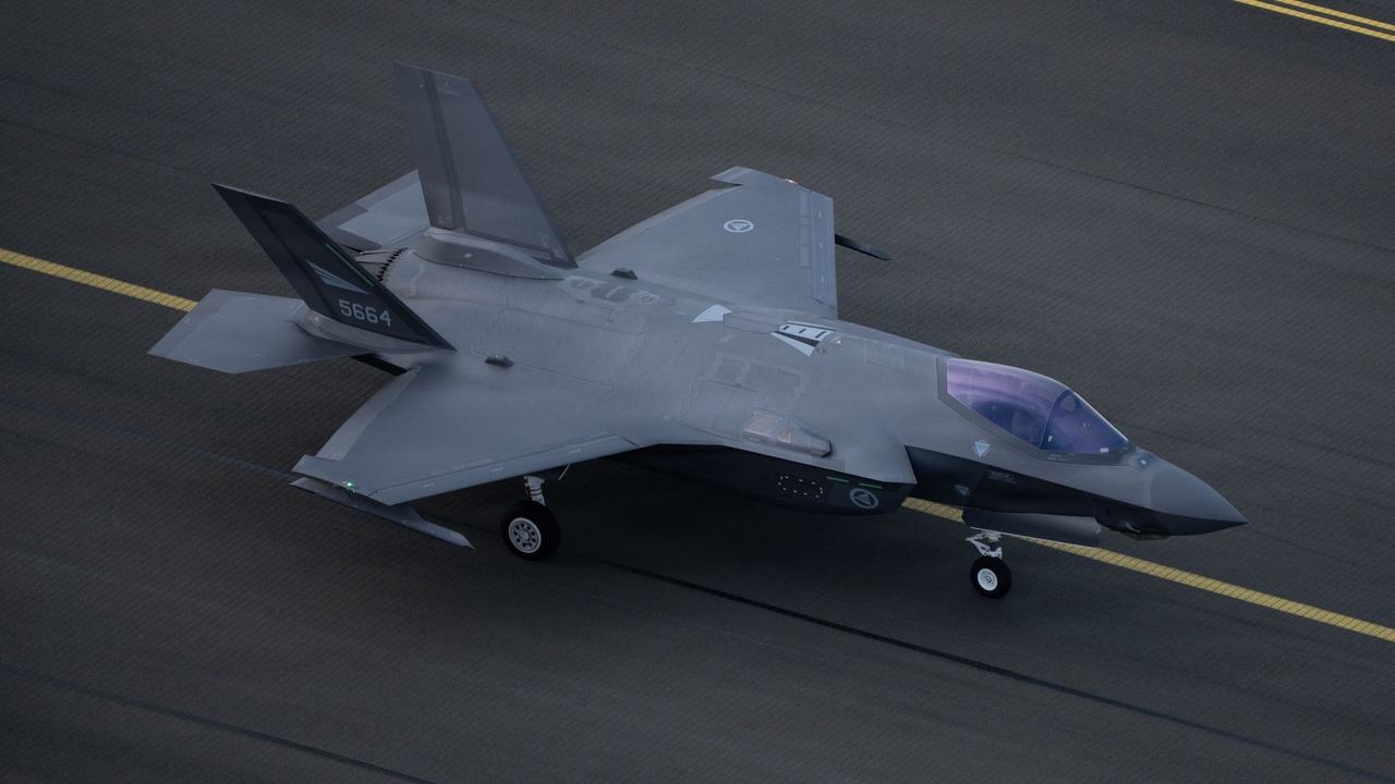 Stíhačka F-35A Lightning II počas rolovania na dráhe v Nórsku počas cvičenia Cold Response