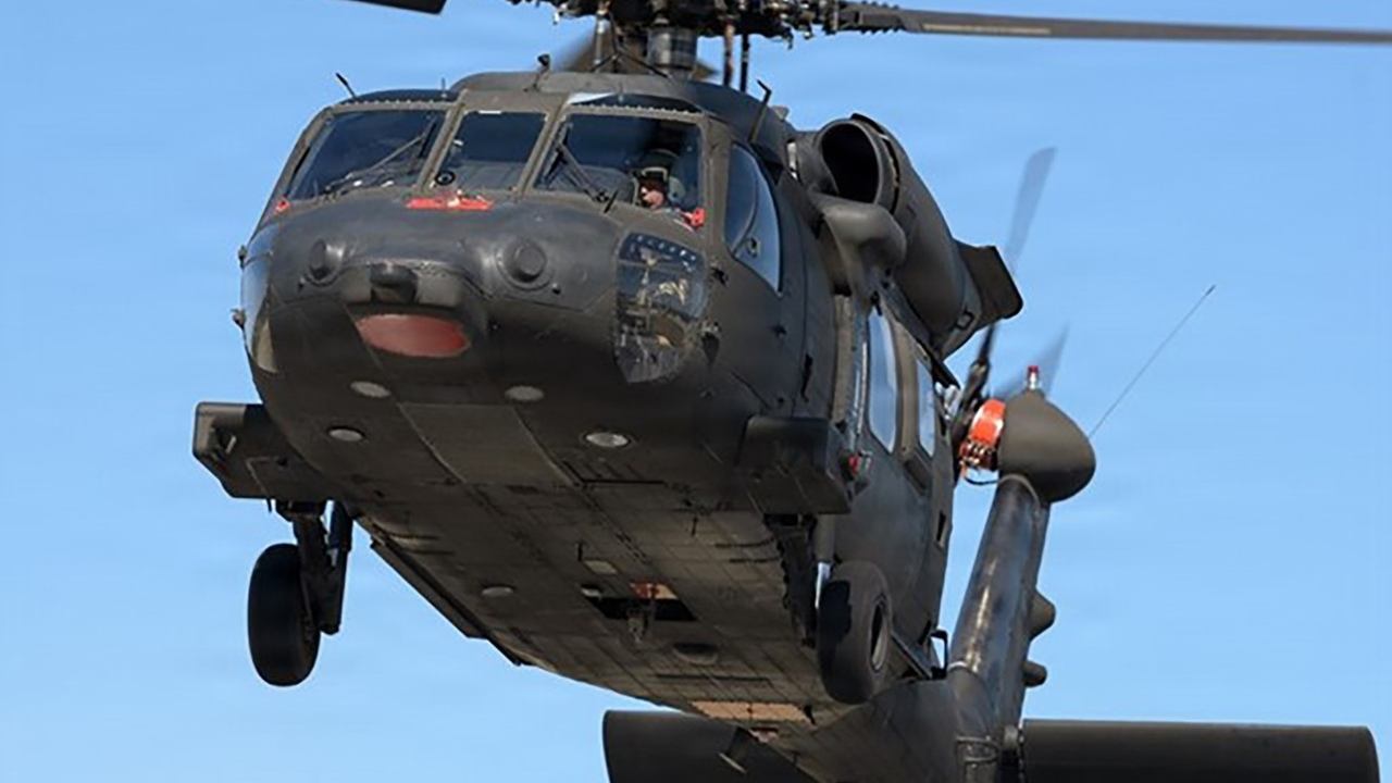Vrtuľník H-60Mx Black Hawk americkej armády počas letu pri testovaní autonómneho systému