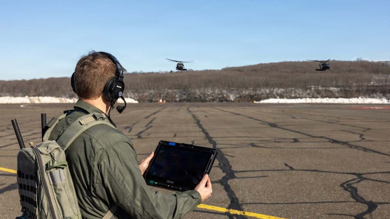 Operátor americkej armády riadi autonómny vrtuľník Black Hawk na diaľku počas testovania