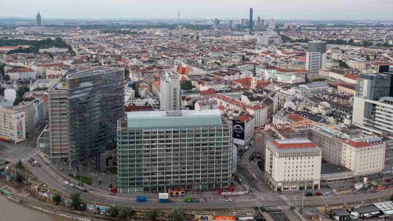 Panoráma Viedne s Dunajským kanálom a modernými budovami v centre mesta