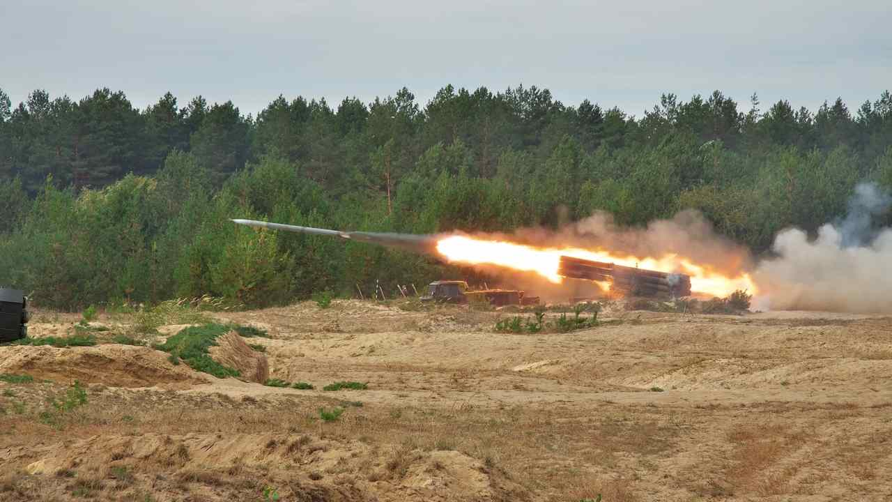 Odpálenie salvy z 300 mm viacnásobného raketometu v teréne