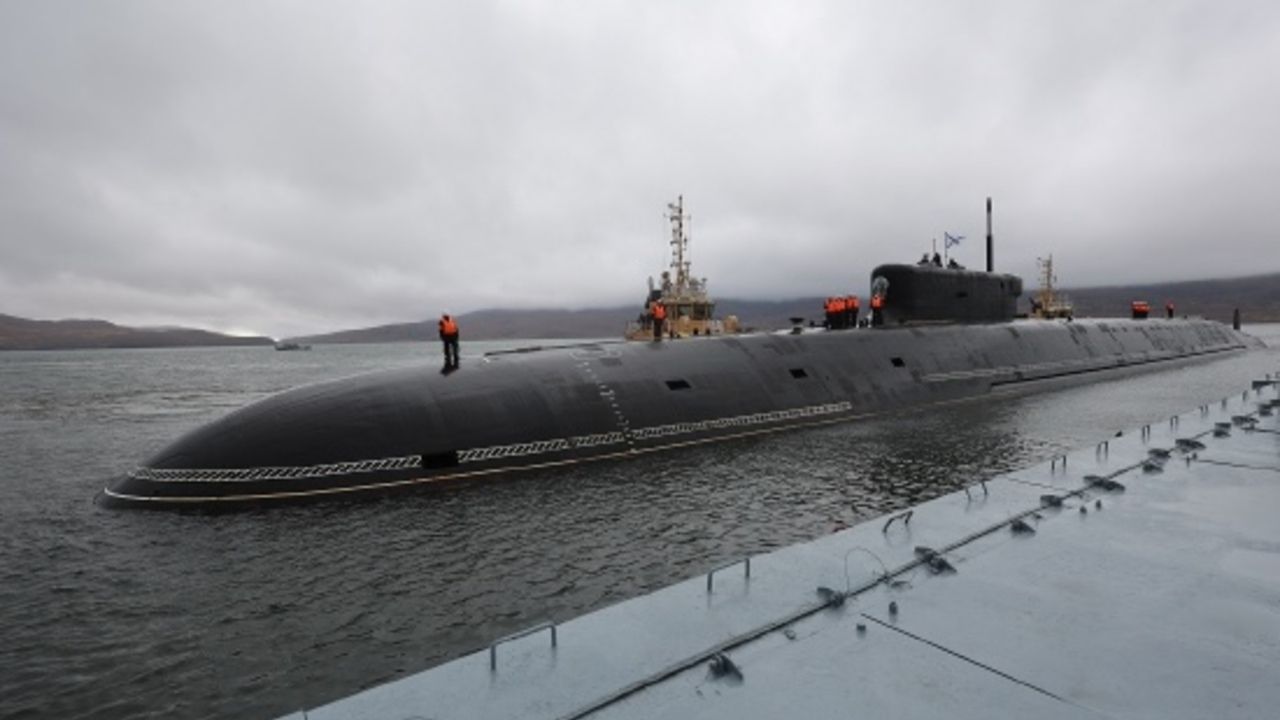 Ruská jadrová ponorka K-553 Generalissimus Suvorov triedy Borej v arktických vodách