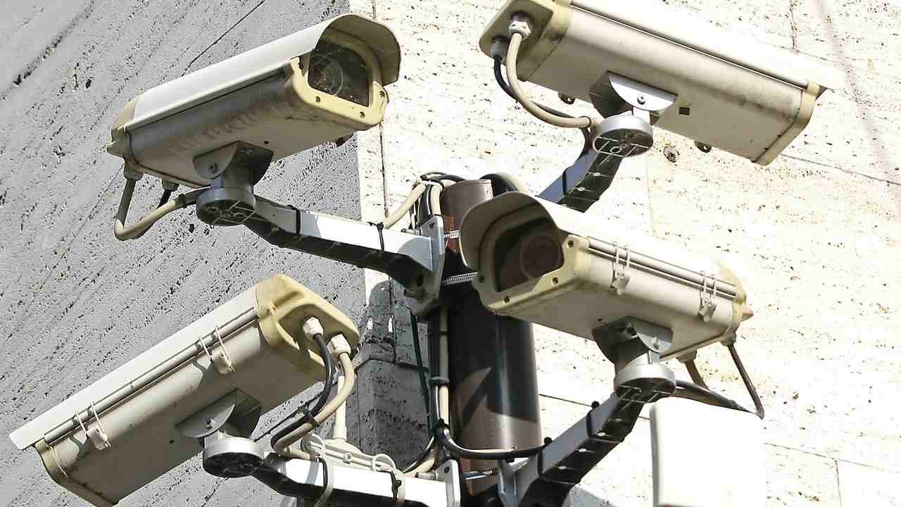 Izrael roky hackoval kamery v Teheráne. Tajný systém potom odhalil presnú polohu Chameneího