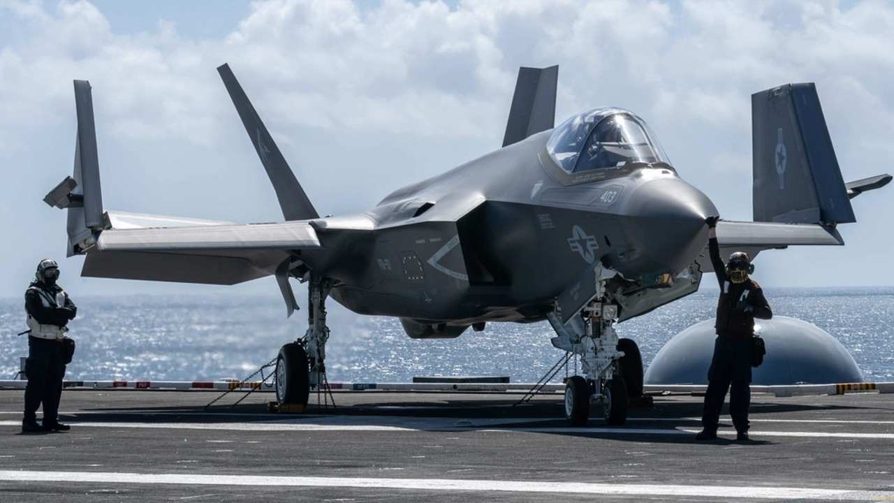Stíhačka F-35C Lightning II amerického námorníctva na palube lietadlovej lode USS Carl Vinson