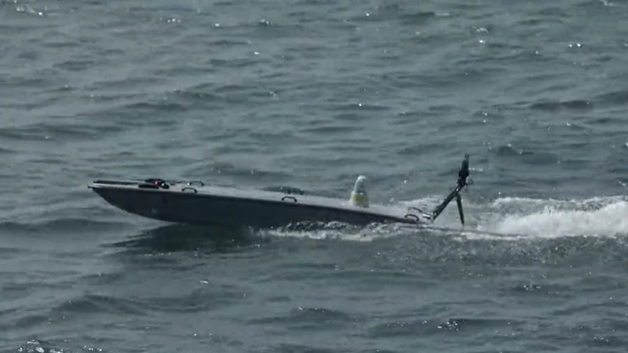 Bezpilotný námorný dron MANTAS T-12 amerického námorníctva počas plavby na mori