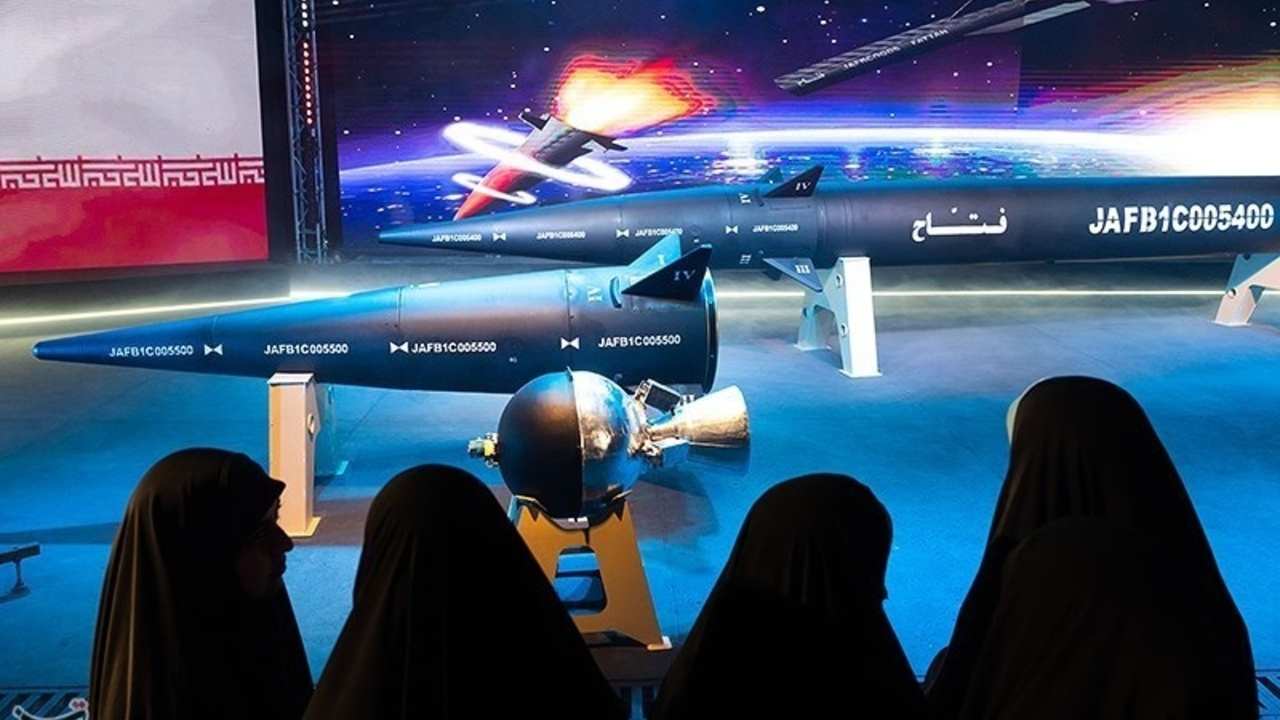 Iránska hypersonická raketa Fattah vystavená počas oficiálnej ceremónie odhalenia v Teheráne
