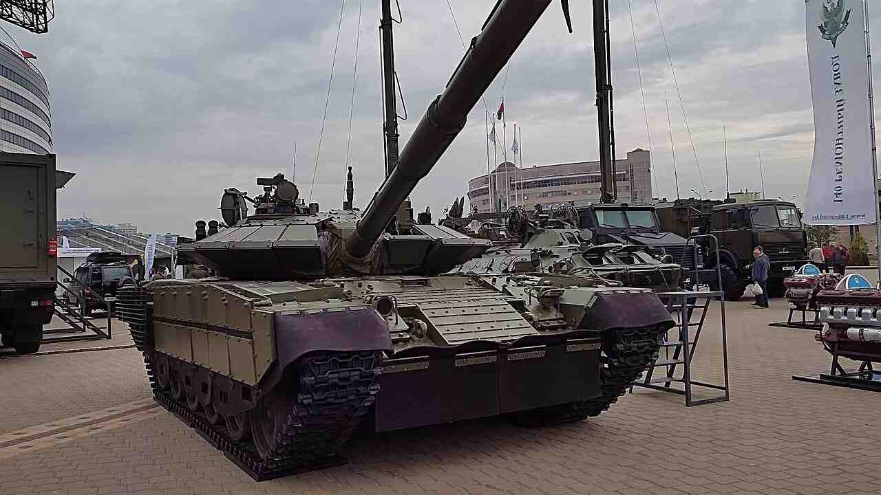Bielorusko nasadzuje T-72BM2: modernizované tanky smerujú k hraniciam NATO