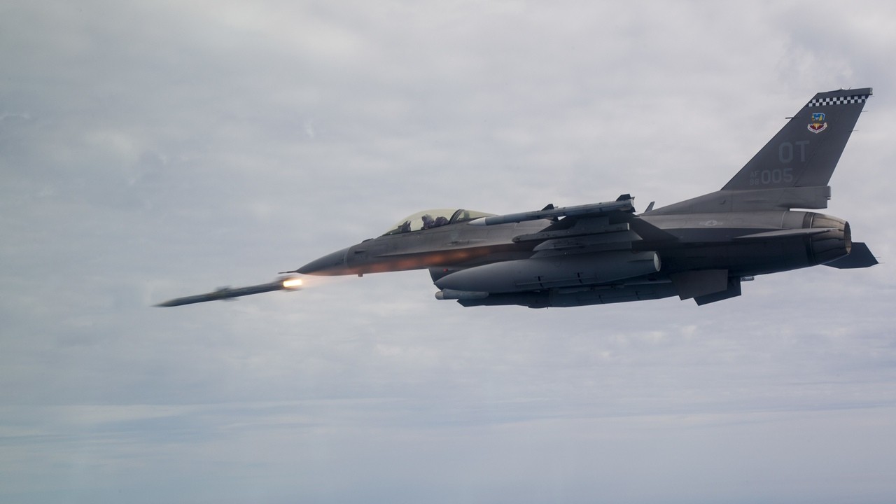 Ukrajina nasadila špičkové rakety AIM-120C-8: ide o jednu z najmodernejších verzií AMRAAM