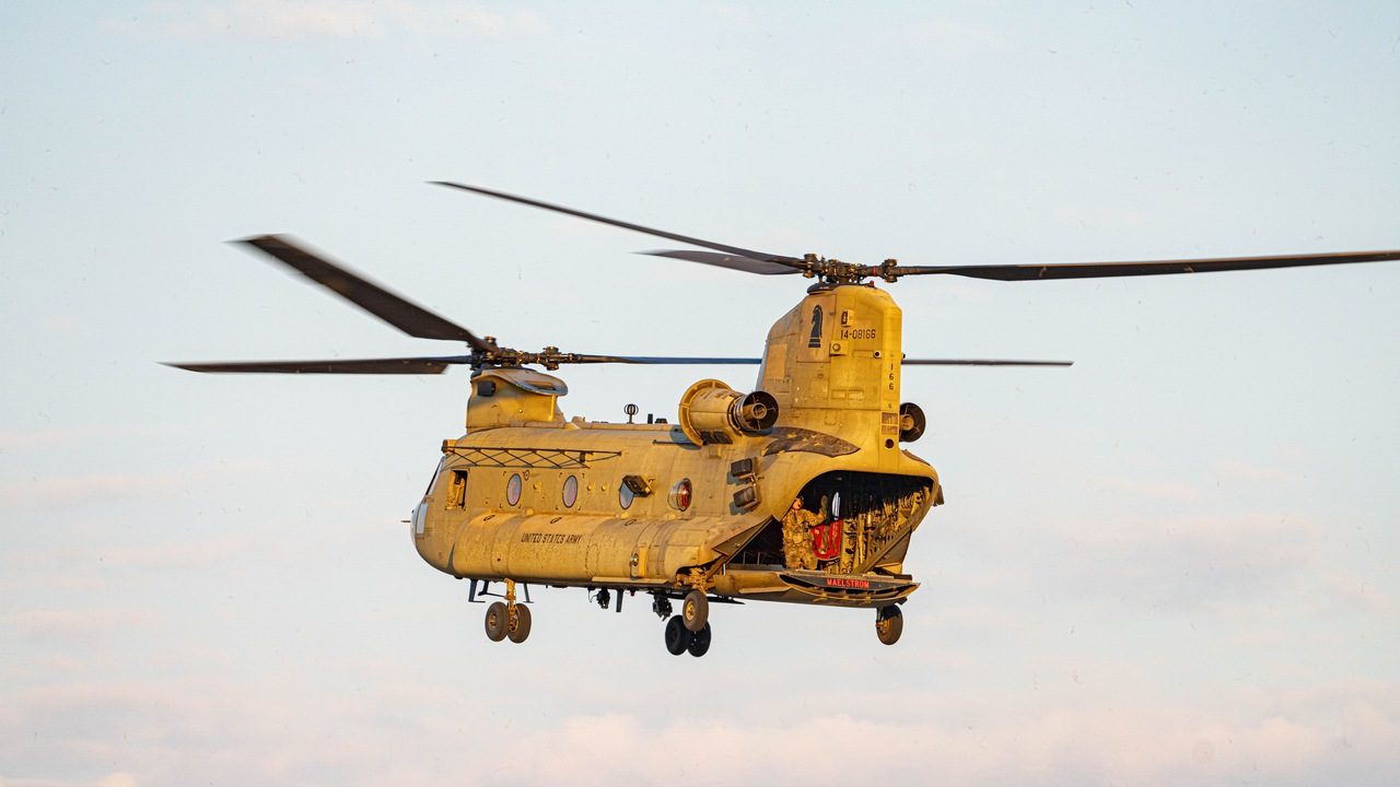 Vrtuľník CH-47 Chinook vypúšťa zo zadnej rampy roje dronov. Boeing ukázal technológiu budúcnosti