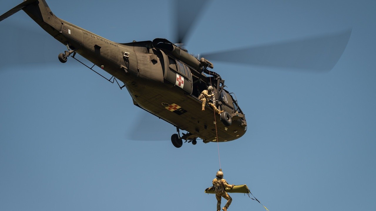 Dron proti vrtuľníku: Hizballáh takmer zasiahol Black Hawk počas evakuácie