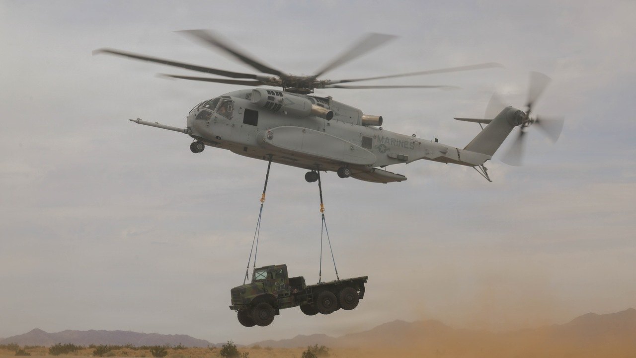 Americká námorná pechota presúva 7-tonový náklad vzduchom: CH-53K ukazuje, čo znamená logistika vo vojne