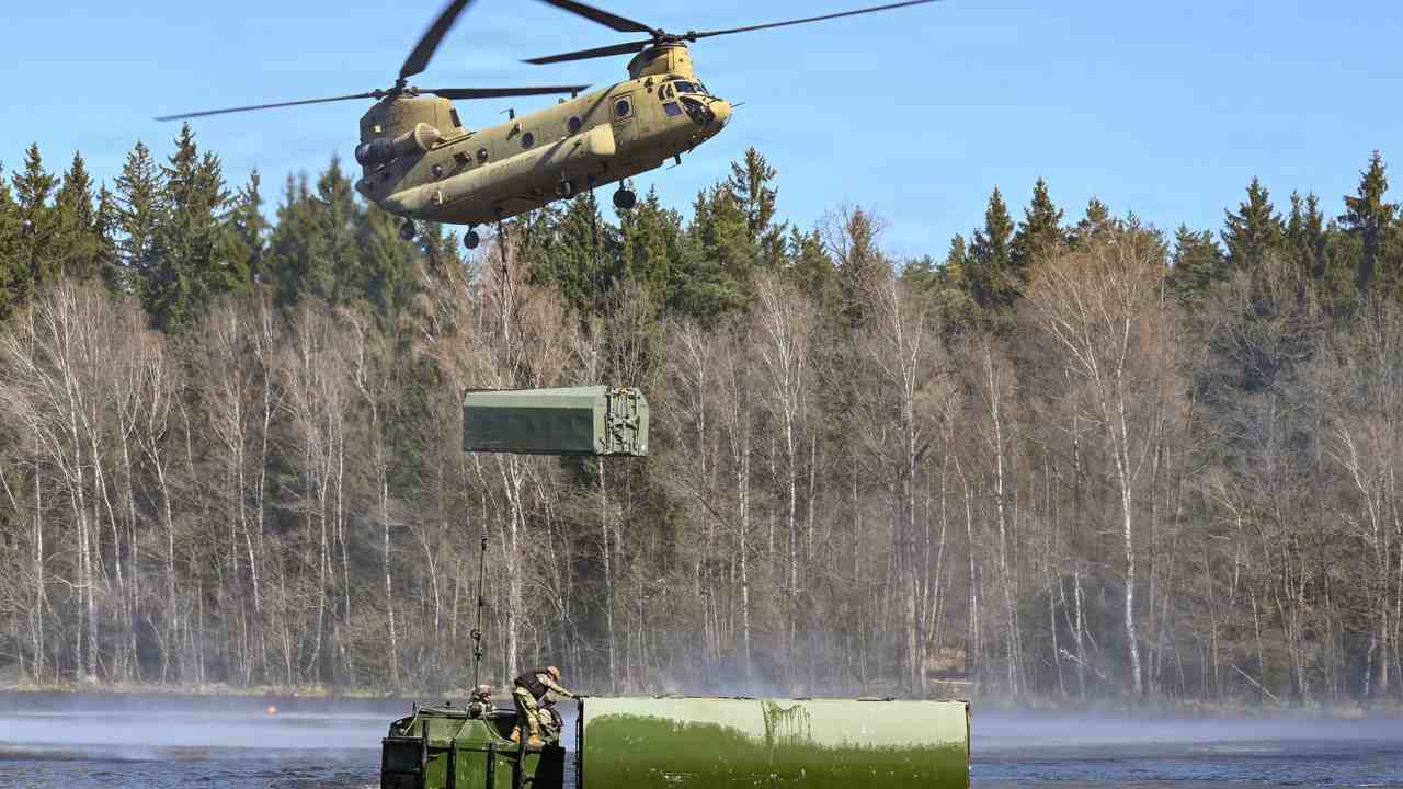 NATO testuje mosty z vrtuľníkov: rieky ako Dunaj už nezastavia armádu