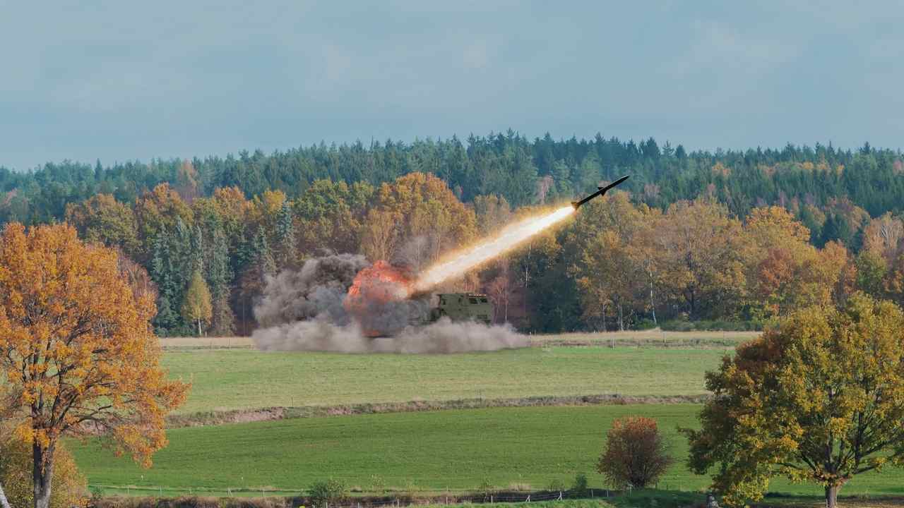 Briti testujú 155 mm muníciu s doletom až 150 km. Má byť o 70 % lacnejšia než Excalibur