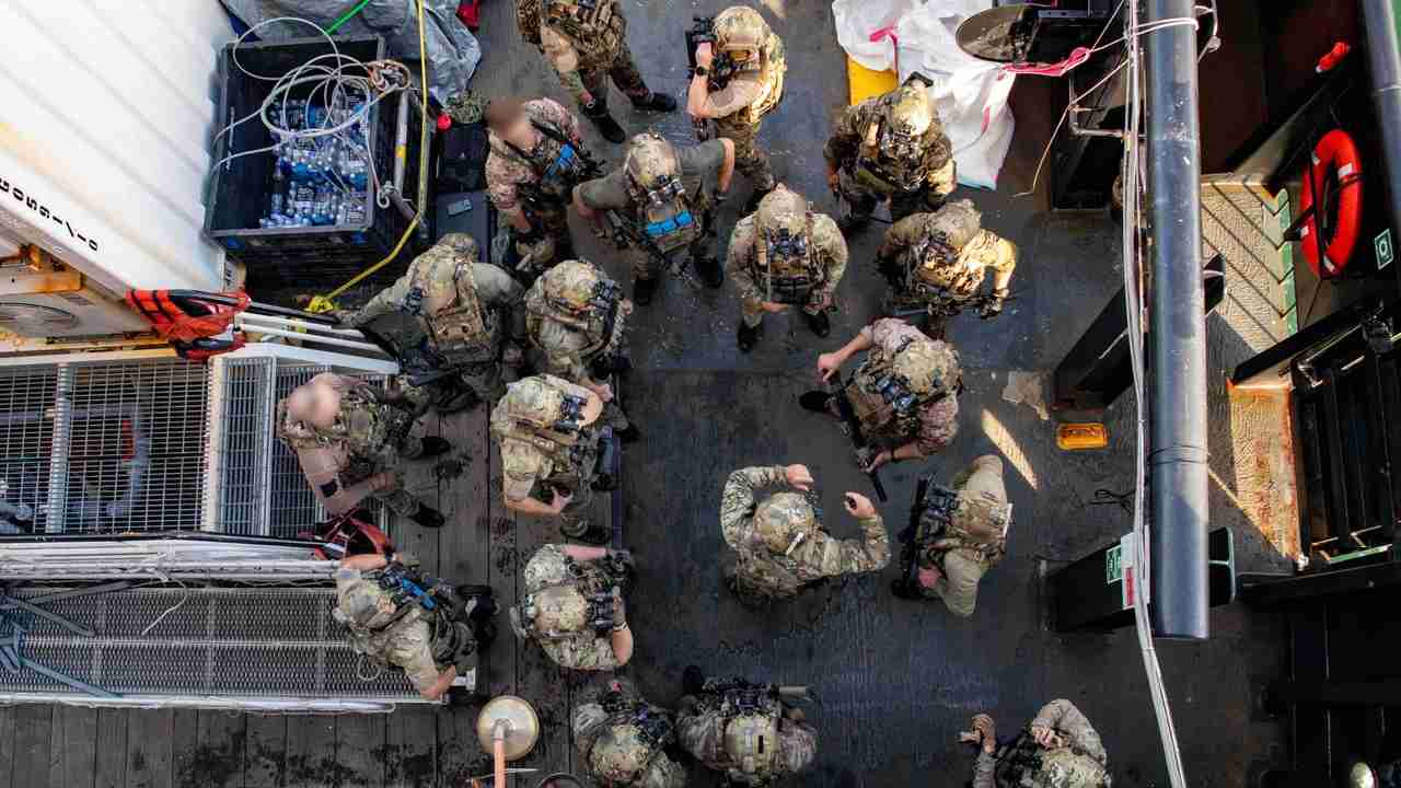 USA presunuli tajnú loď špeciálnych síl k Iránu. Ocean Trader ukrýva vrtuľníky aj Navy SEALs
