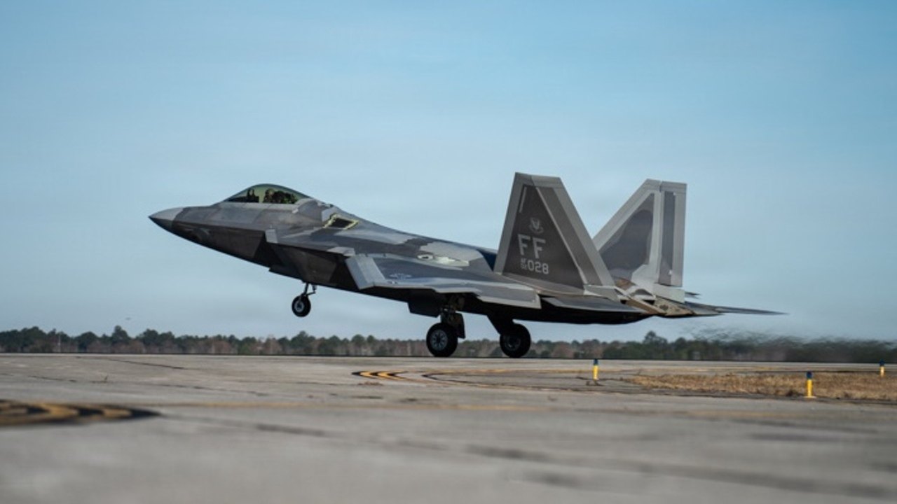 USA presunuli stealth stíhačky F-22 bližšie k Číne. Z Okinawy dokážu zasiahnuť Taiwan za menej než hodinu
