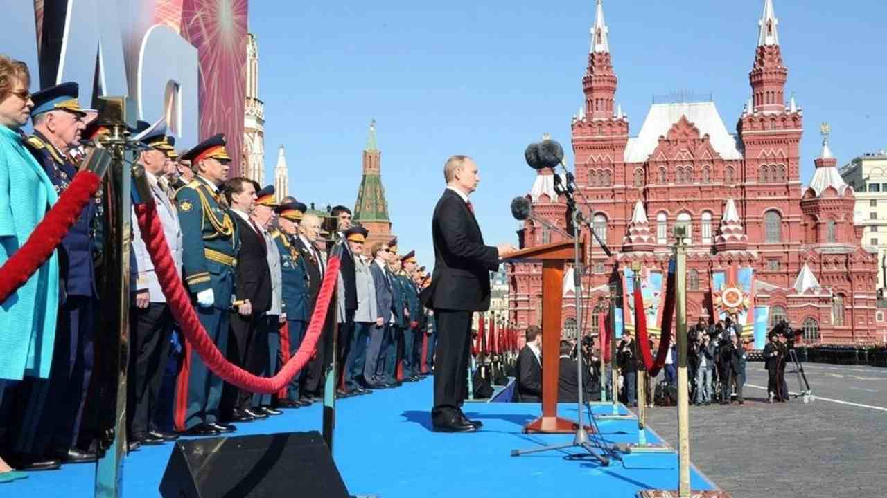 Kto dorazí do Moskvy: Arménsko sa stiahlo. Kremeľ zverejnil zoznam hostí
