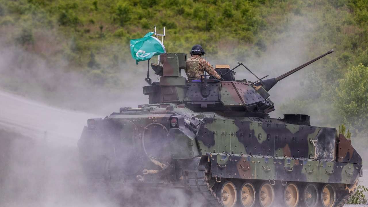 Íri porazili amerických vojakov na Bradleyoch po niekoľkých týždňoch výcviku. Vyhrali prestížny Sullivan Cup