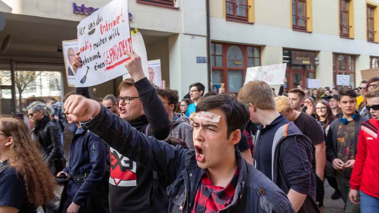 „Bohatí chcú vojnu, mladí chcú budúcnosť.“ Nemeckí študenti protestujú proti zbrojeniu a návratu brannej povinnosti