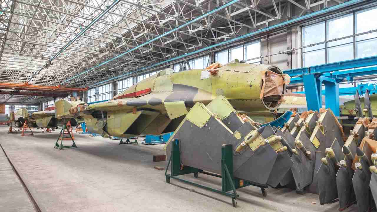 Moskva mení výrobu stealth stíhačiek. Su-57 majú vyrábať roboty