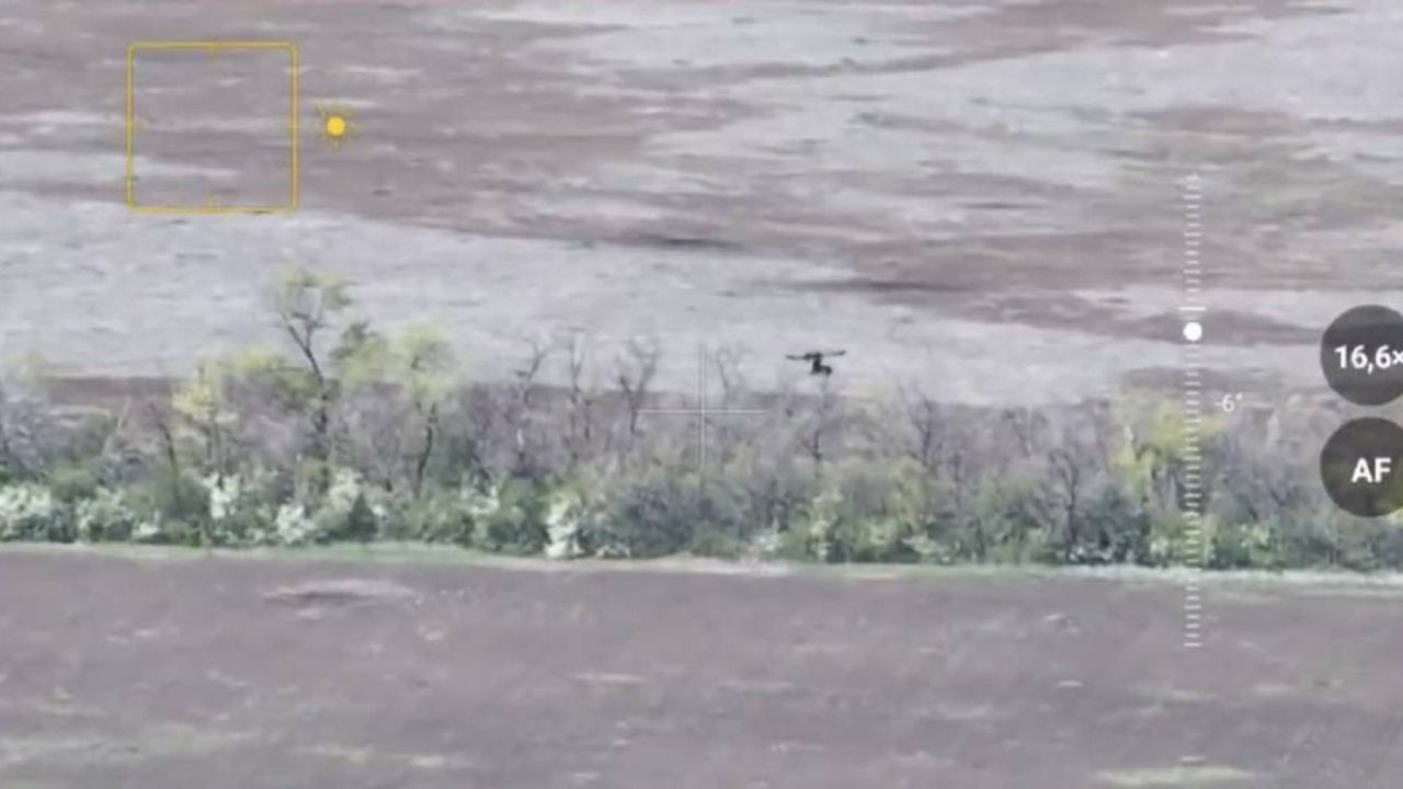 Ukrajinský dron „Baba Jaga“ útočí pri Huljajpole guľometom aj bombami: video priamo z bojiska