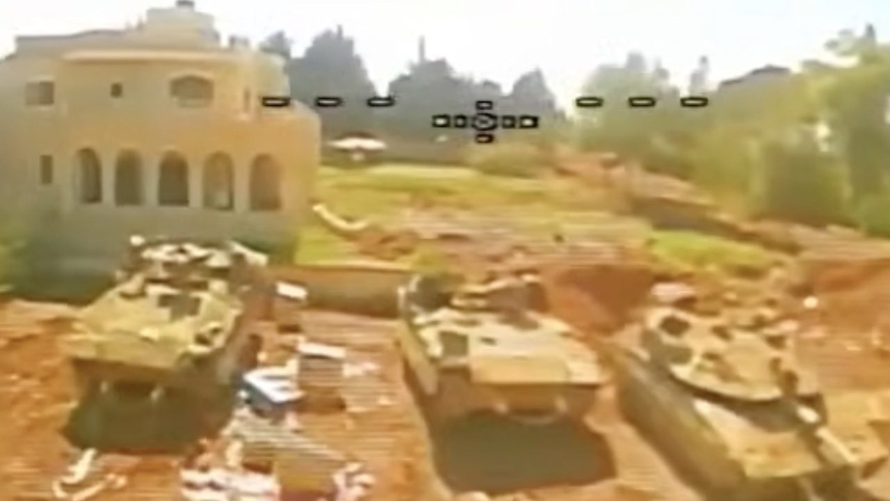 Dron prenikol až k obrneným vozidlám: Hizballáh zasiahol elitný transportér izraelskej armády