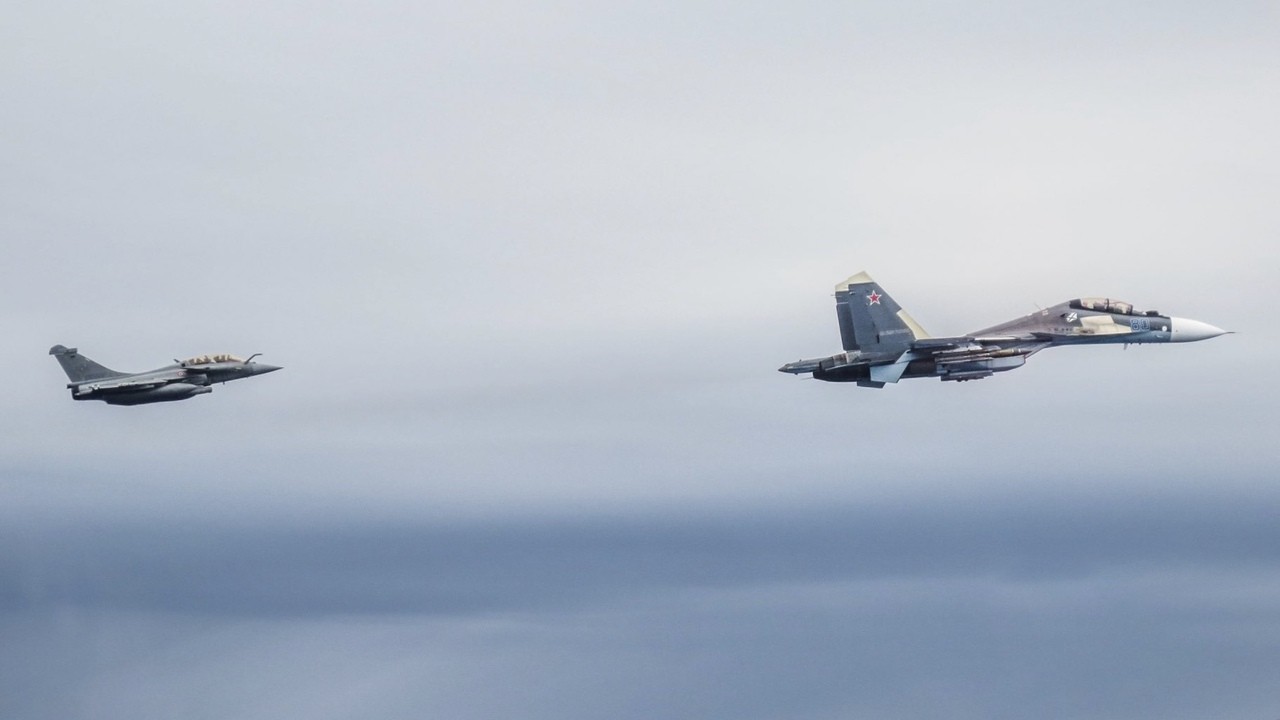 Francúzske Rafale vzlietli proti ruským stíhačkám. Su-30SM vstúpili nad Pobaltie bez letového plánu
