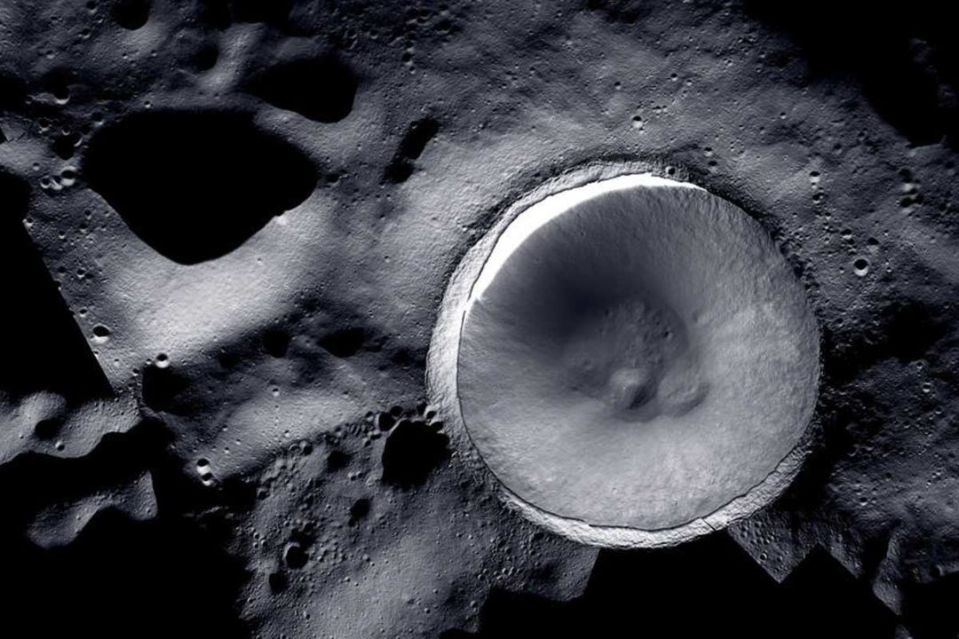 Vedci nahliadli na dno lunárneho kráteru Shackleton, ktorý je neustále zahalený tmou.