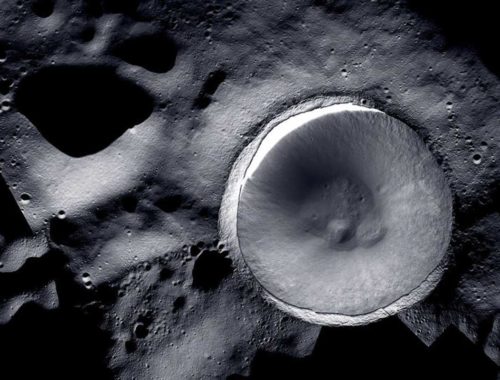 Vedci nahliadli na dno lunárneho kráteru Shackleton, ktorý je neustále zahalený tmou.