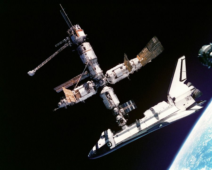 vsmirna stanica atlantis-space-shuttle-619890_960_720
