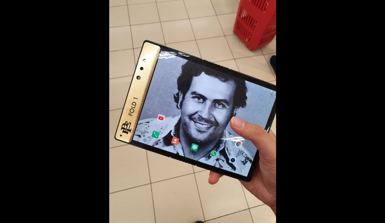 Roberto Escobar predstavil skladatelny smartfon Escobar Fold 1