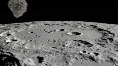 Obieha našu planétu úlomok Mesiaca?