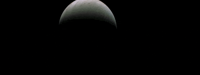 Sonda Juno sa dotkla oblakov Jupitera