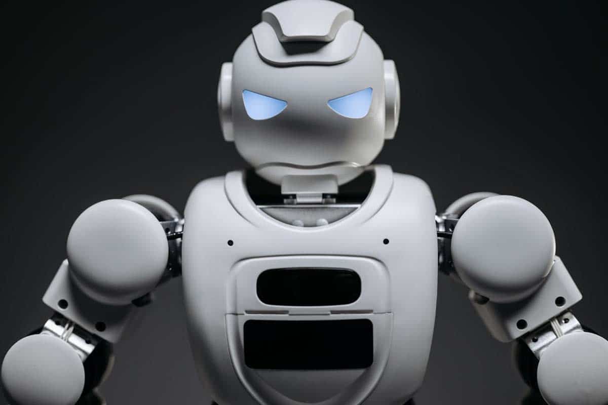 Roboty sa učia od umelej inteligencie so sklonmi k rasizmu, sexizmu a stereotypizácii.