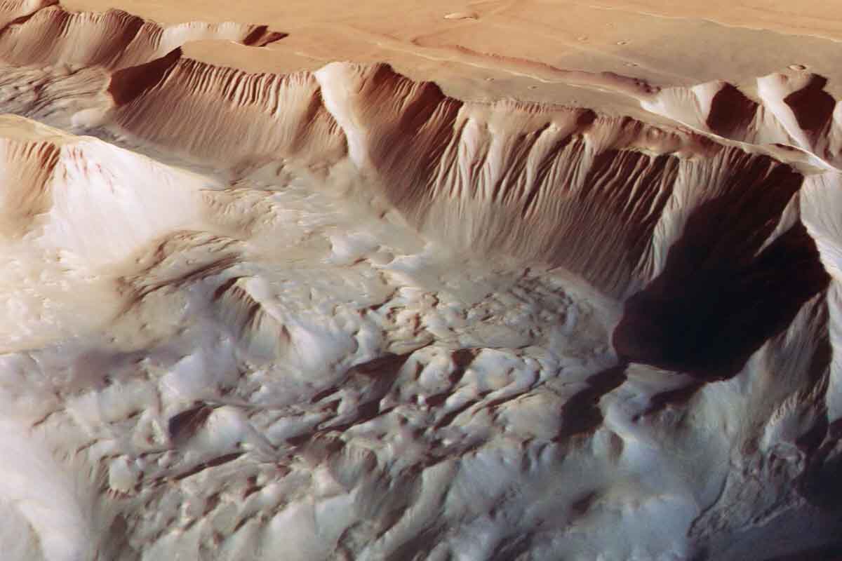 Mars Express sa pozrela na najväčší kaňon Slnečnej sústavy