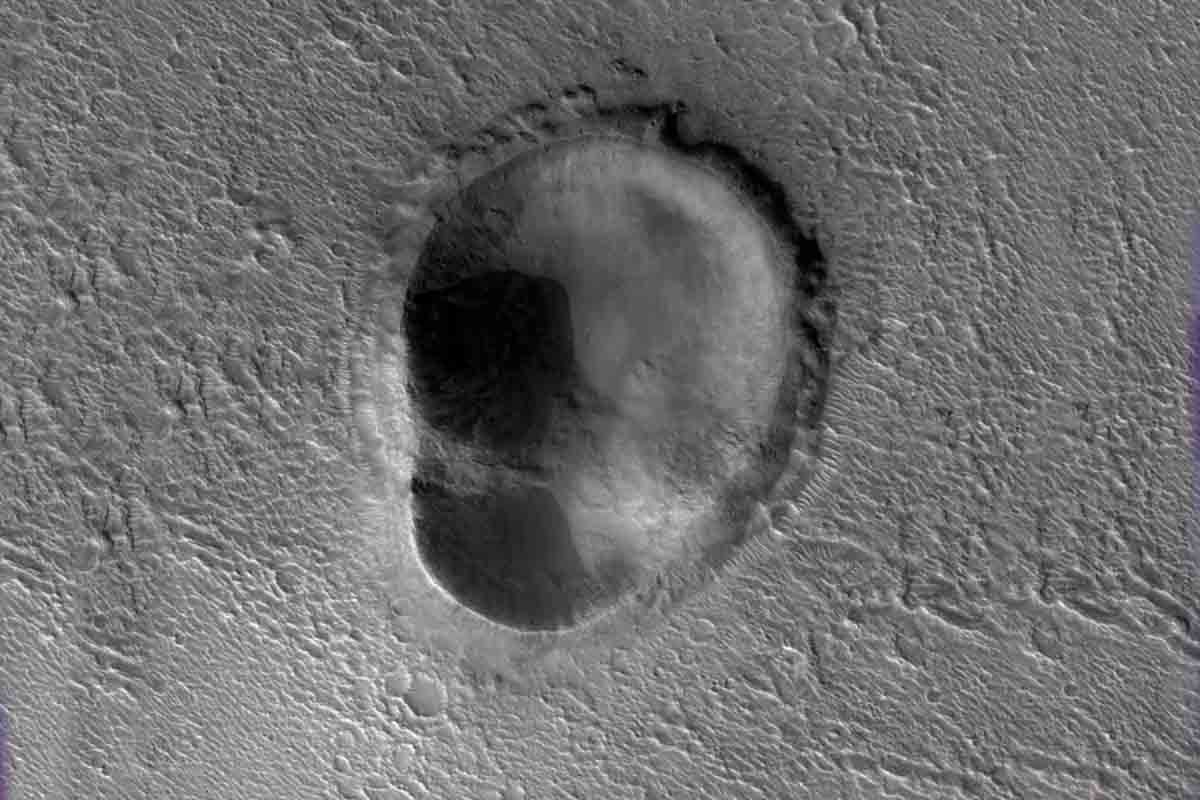 Misia Mars Reconnaissance Orbiter objavila na Marse ucho