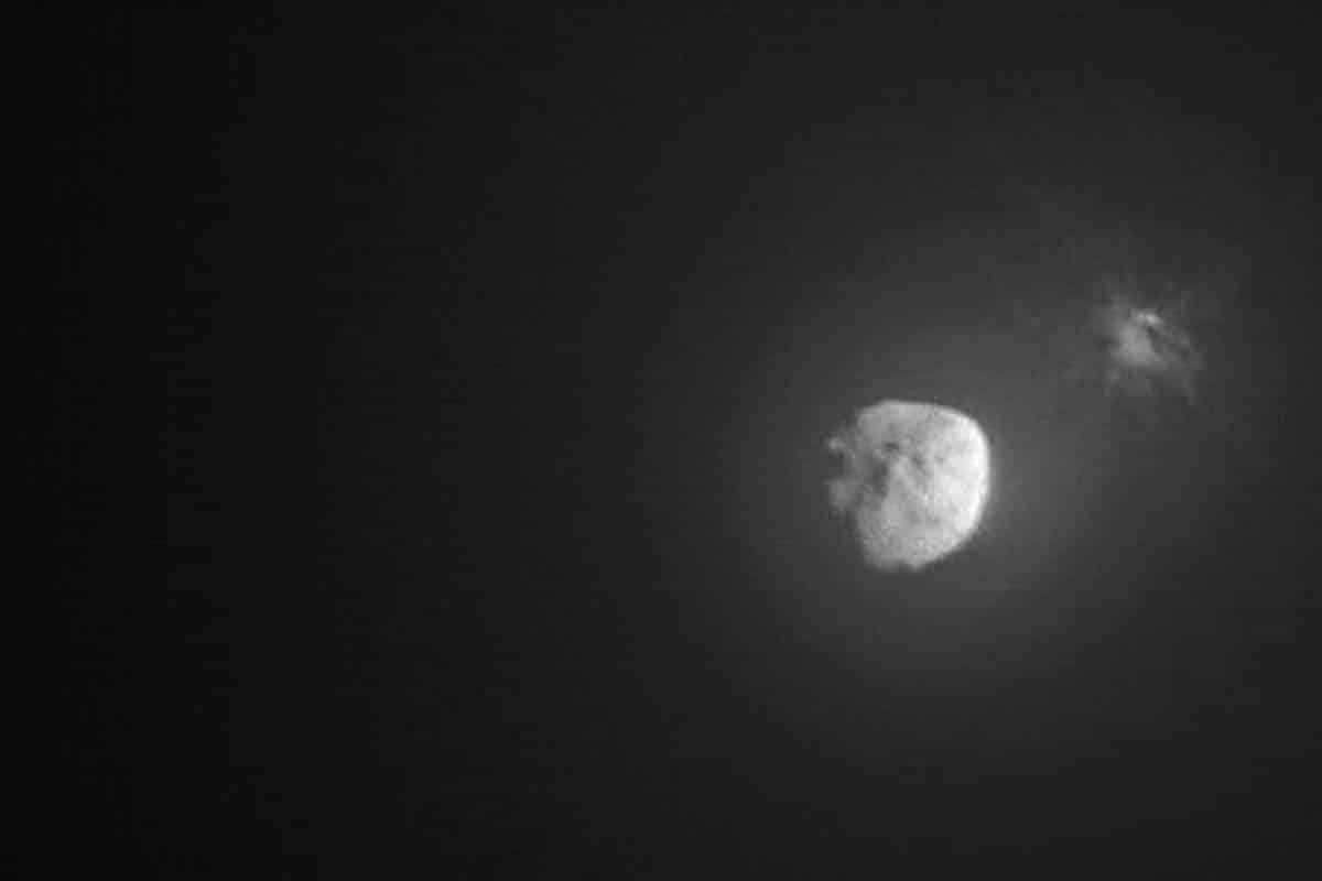 Zábery tesne po náraze sondy DART do asteroidu