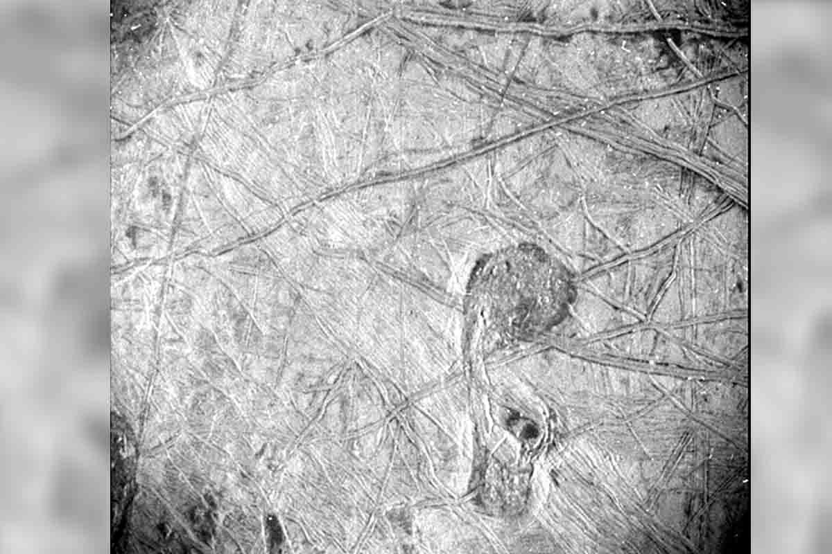 Sonda Juno zachytila najdetailnejší záber povrchu mesiaca Europa
