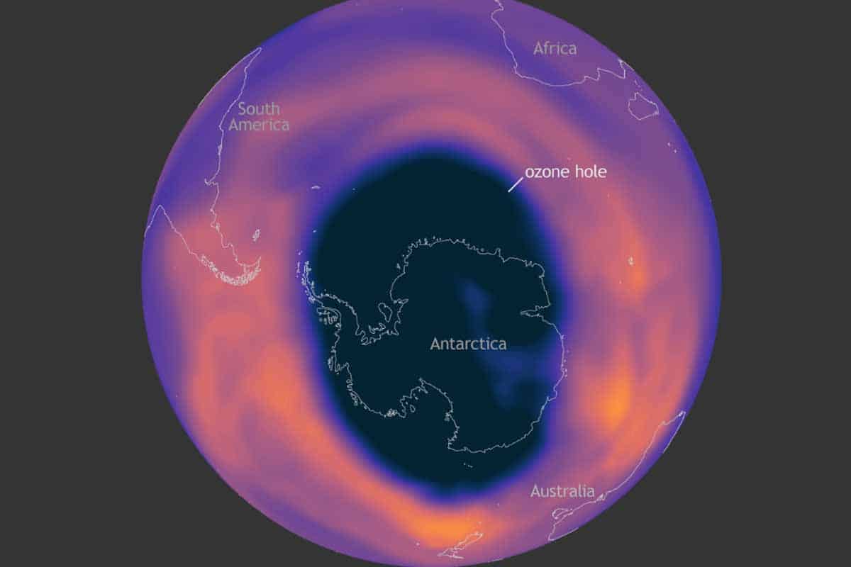 Ozónová diera nad antarktídou sa zmenšuje