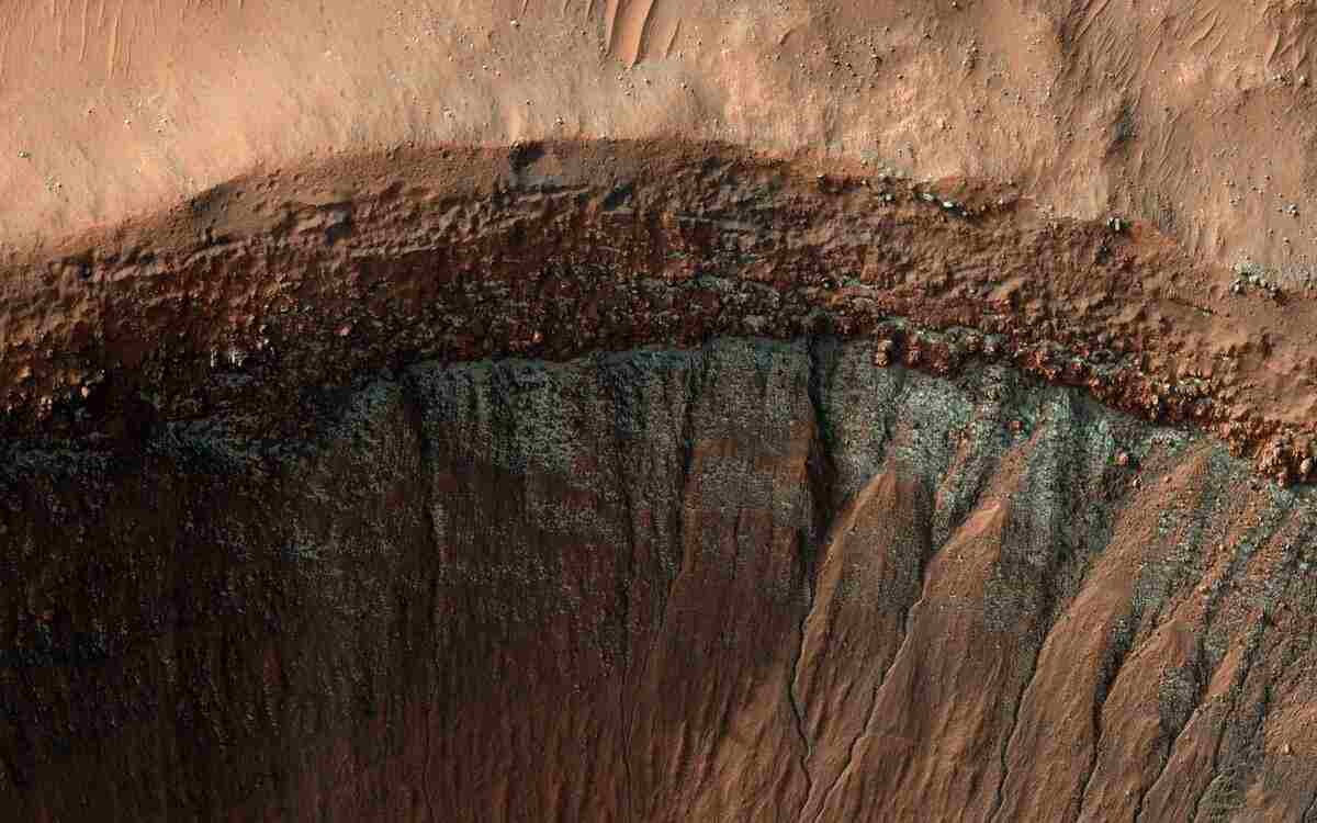Mars pohlad na krater a zachyteny sneh