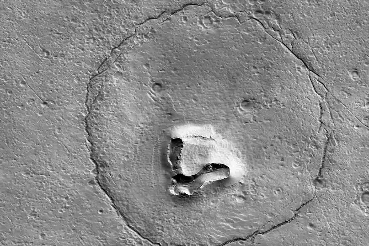 Kamera HiRISE objavila z obežnej dráhy Marťanského "medvedíka"