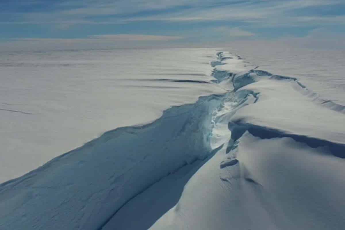 Z ľadovcového šelfu Brunt sa odlomil masívny ľadovec