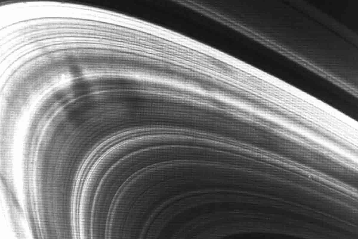 Hubblov vesmírny ďalekohľad zistí pôvod záhadných štruktúr Saturnu