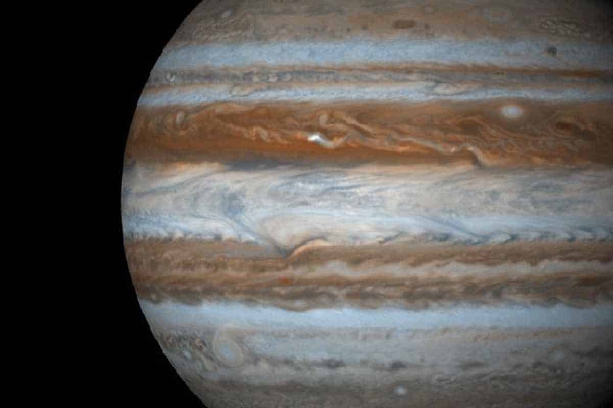 Výskumníkom sa podarilo vyriešiť dlhoročnú záhadu meniacich sa pásov v atmosfére Jupitera