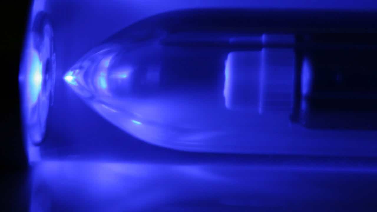 modre svetlo laser laboratorium