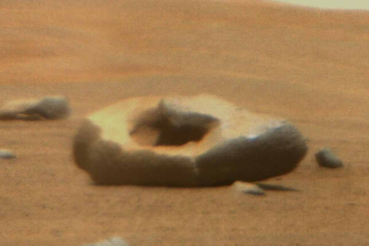 Rover Perseverance našiel na povrchu Marsu donut