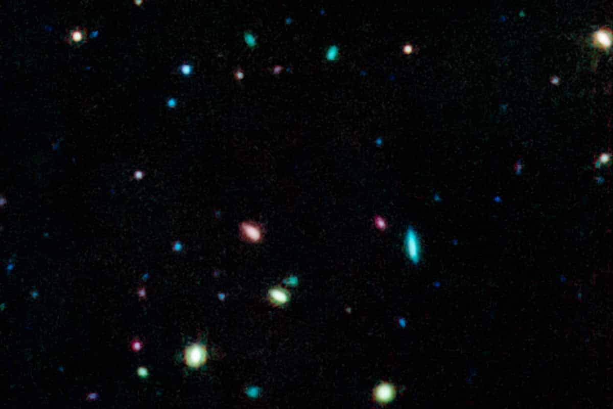 Webb zachytil zvláštny objekt, možno najstaršiu galaxiu vo vesmíre