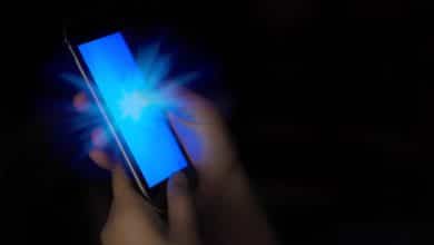 modre svetlo smartfon