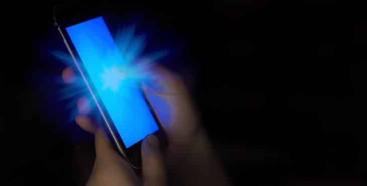 Modré svetlo, ktoré vyžarujú obrazovky smartfónov a ďalšej elektroniky...