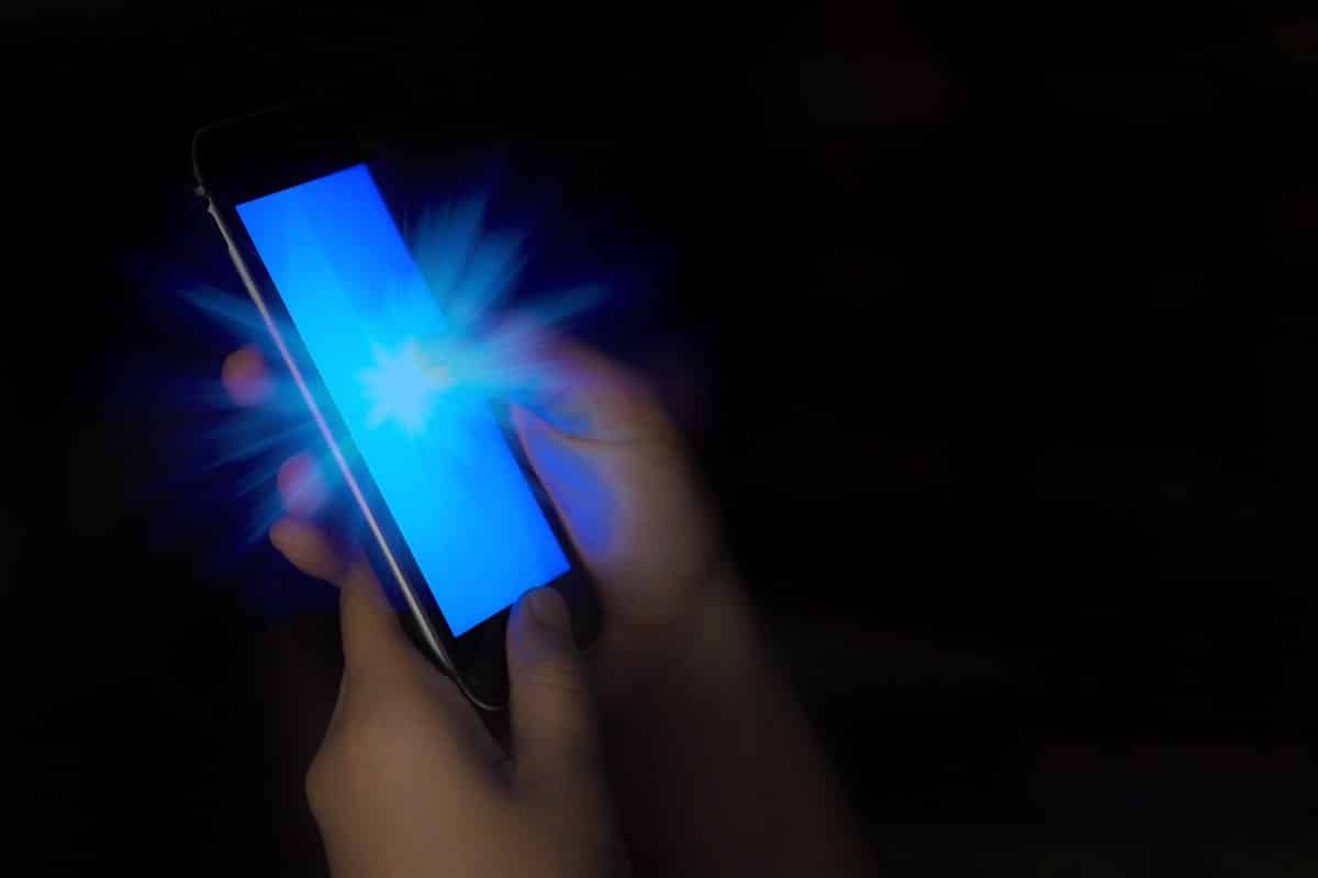 modre svetlo smartfon